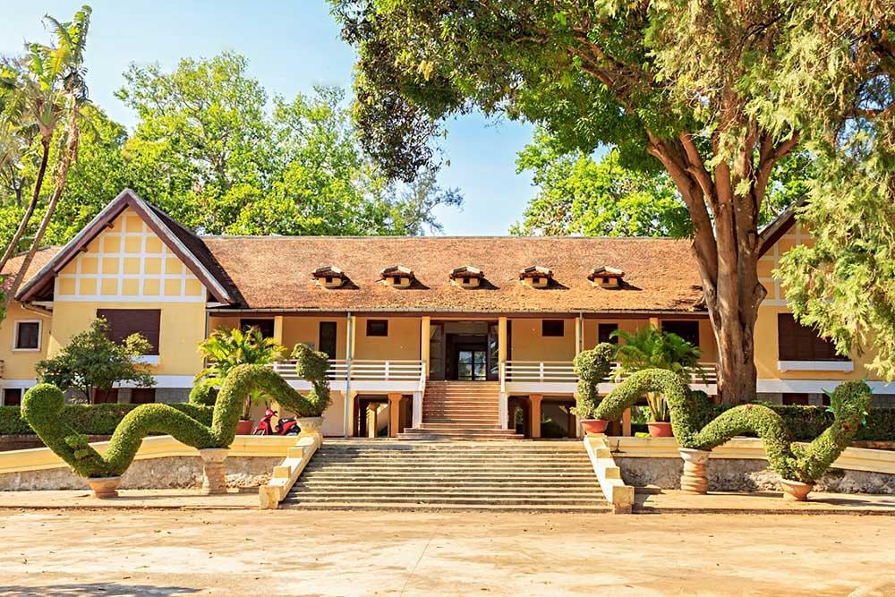 Biệt thự có lối kiến trúc Pháp cổ, bao quanh là rừng cây thoáng mát, thanh tịnh